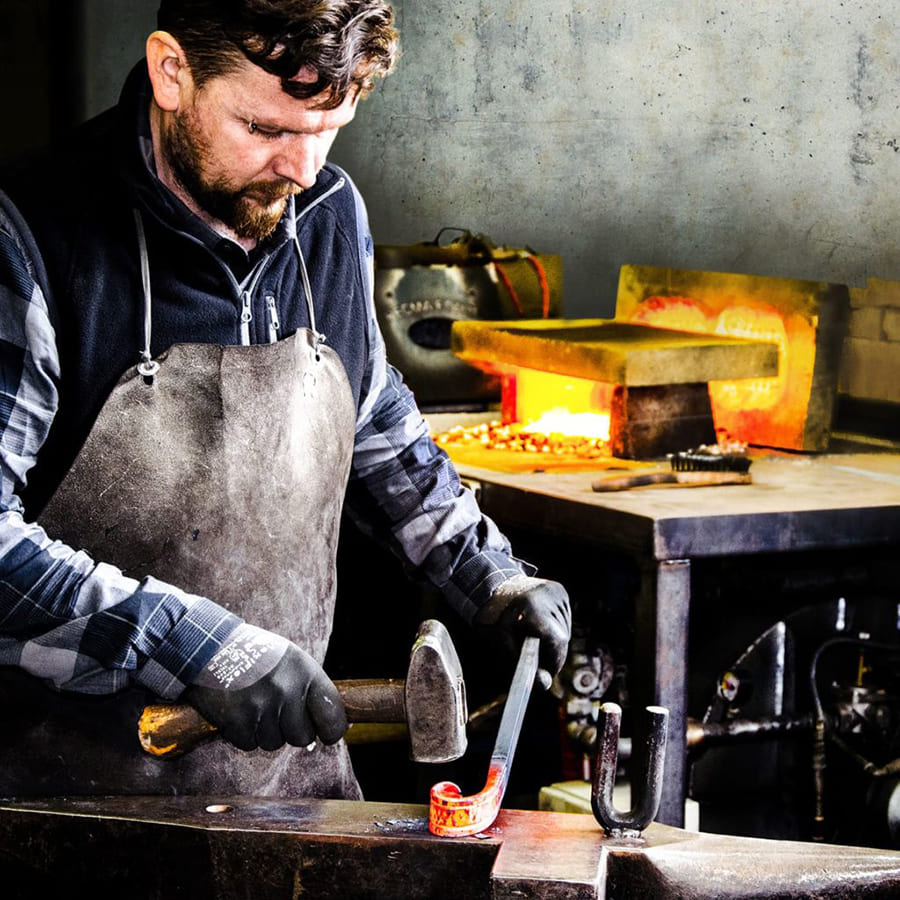 mr steel design - Manfred Rauter beim arbeiten